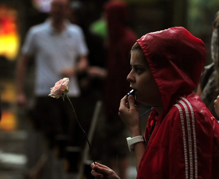 Skopje, 080611.
Veceras je u Skopju odrzan prosvjed protiv policijskog nasilja. Povod je ubojstvo 22-godisnjeg Martina Neshkovskog kojeg je u nedjelju navecer na trgu kada se slavila pobjeda nakon izbora, do smrti pretukao Igor Spasov, pripadnik makedons Skopje, 080611.
Veceras je u Skopju odrzan prosvjed protiv policijskog nasilja. Povod je ubojstvo 22-godisnjeg Martina Neshkovskog kojeg je u nedjelju navecer na trgu kada se slavila pobjeda nakon izbora, do smrti pretukao Igor Spasov, pripadnik makedons