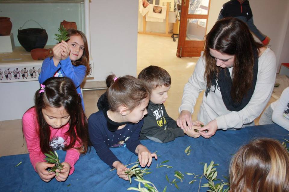 Radionica pletenja maslininih grančica, foto: NMZ arhiva Radionica pletenja maslininih grančica, foto: NMZ arhiva