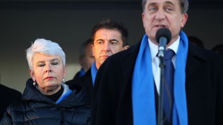 Zadar, 261111.
Parlamentarni izbori 2011.
Predsjednica HDZ-a Jadranka Kosor danas se u Skabrnji kod spomen-obiljezja poklonila vojnim i civilnim zrtvama Domovinskog rata, a potom je na Trgu dr. Franje Tudjmana odrzala predizborni govor i druzila se sa gra Zadar, 261111.
Parlamentarni izbori 2011.
Predsjednica HDZ-a Jadranka Kosor danas se u Skabrnji kod spomen-obiljezja poklonila vojnim i civilnim zrtvama Domovinskog rata, a potom je na Trgu dr. Franje Tudjmana odrzala predizborni govor i druzila se sa gra