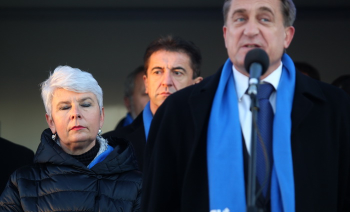 Zadar, 261111.
Parlamentarni izbori 2011.
Predsjednica HDZ-a Jadranka Kosor danas se u Skabrnji kod spomen-obiljezja poklonila vojnim i civilnim zrtvama Domovinskog rata, a potom je na Trgu dr. Franje Tudjmana odrzala predizborni govor i druzila se sa gra Zadar, 261111.
Parlamentarni izbori 2011.
Predsjednica HDZ-a Jadranka Kosor danas se u Skabrnji kod spomen-obiljezja poklonila vojnim i civilnim zrtvama Domovinskog rata, a potom je na Trgu dr. Franje Tudjmana odrzala predizborni govor i druzila se sa gra