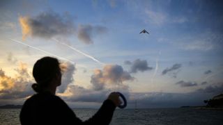 Mladić na zadarskoj rivi iskoristio je južinu za akrobacije zmajem u sami smiraj dana. Photo: Filip Brala/PIXSELL Mladić na zadarskoj rivi iskoristio je južinu za akrobacije zmajem u sami smiraj dana. Photo: Filip Brala/PIXSELL