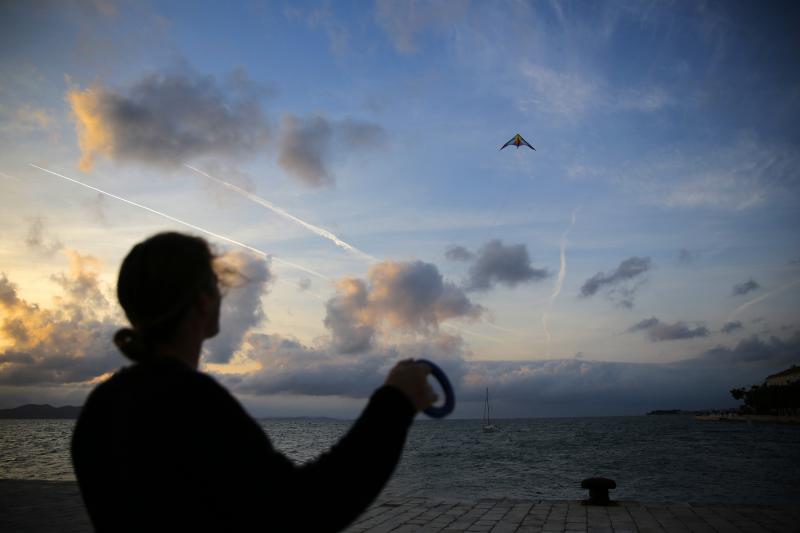 Mladić na zadarskoj rivi iskoristio je južinu za akrobacije zmajem u sami smiraj dana. Photo: Filip Brala/PIXSELL Mladić na zadarskoj rivi iskoristio je južinu za akrobacije zmajem u sami smiraj dana. Photo: Filip Brala/PIXSELL
