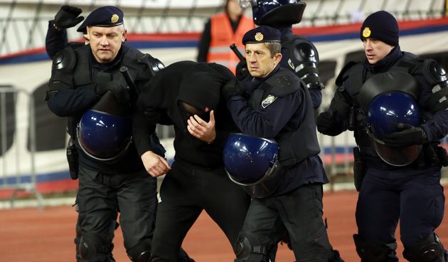 Maskirani huligan utrčao na teren tijekom utakmice Hajduk – Rijeka