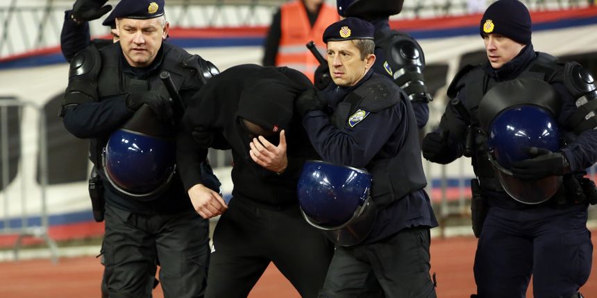 Maskirani huligan utrčao na teren tijekom utakmice Hajduk – Rijeka