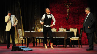 Zadar, 12.11.2012. snimio: Nenad Marčev
SATIRIČKO KAZALIŠTE KEREMPUH
Jean Poiret:
Krletka, komedija
redatelj: Krešimir Dolenčić
igraju: Ž. Königsknecht, H. Kečkeš, M. Mirković,
I. Đuričić, L. Petrušić, B. Perić, V. Čokljat,
M. Posavec Zadar, 12.11.2012. snimio: Nenad Marčev
SATIRIČKO KAZALIŠTE KEREMPUH
Jean Poiret:
Krletka, komedija
redatelj: Krešimir Dolenčić
igraju: Ž. Königsknecht, H. Kečkeš, M. Mirković,
I. Đuričić, L. Petrušić, B. Perić, V. Čokljat,
M. Posavec