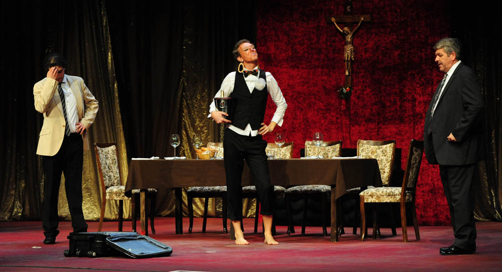 Zadar, 12.11.2012. snimio: Nenad Marčev
SATIRIČKO KAZALIŠTE KEREMPUH
Jean Poiret:
Krletka, komedija
redatelj: Krešimir Dolenčić
igraju: Ž. Königsknecht, H. Kečkeš, M. Mirković,
I. Đuričić, L. Petrušić, B. Perić, V. Čokljat,
M. Posavec Zadar, 12.11.2012. snimio: Nenad Marčev
SATIRIČKO KAZALIŠTE KEREMPUH
Jean Poiret:
Krletka, komedija
redatelj: Krešimir Dolenčić
igraju: Ž. Königsknecht, H. Kečkeš, M. Mirković,
I. Đuričić, L. Petrušić, B. Perić, V. Čokljat,
M. Posavec