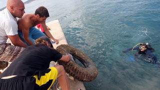Zadar, 240711.
Akcija ciscenja mora na zadarskoj rivi koji su pokrenuli organizatori Vacanze – gradskog turnira u vaterpolu koji ce se slijedecih dana odigrati na rivi.
Foto: Vladimir Ivanov / CROPIX Zadar, 240711.
Akcija ciscenja mora na zadarskoj rivi koji su pokrenuli organizatori Vacanze – gradskog turnira u vaterpolu koji ce se slijedecih dana odigrati na rivi.
Foto: Vladimir Ivanov / CROPIX