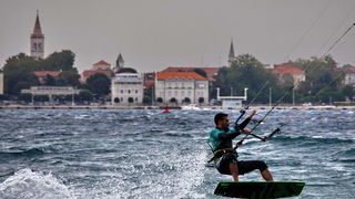Kiteri i surferi uživali u jakom jugu