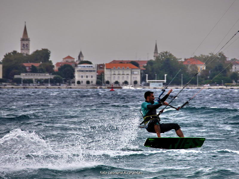 Kiteri i surferi uživali u jakom jugu