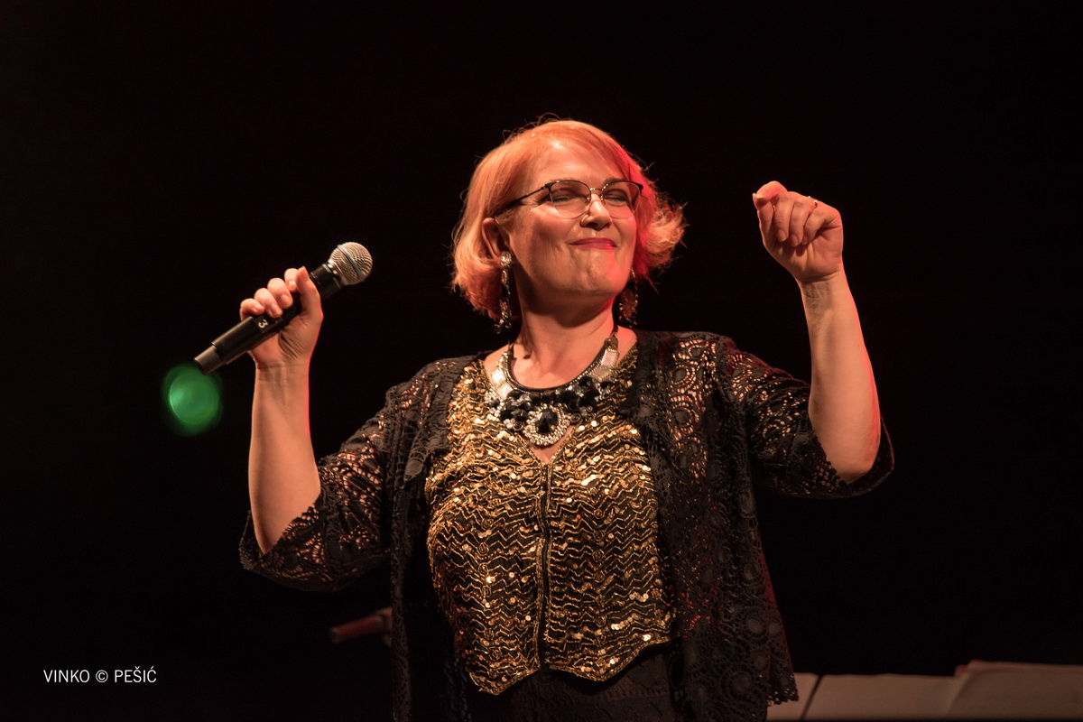 Zorica Kondža i klapa Cambi @ bazen Ilirije u Biogradu