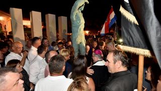 U Dragama otkriven spomenik Miru Barešiću. Photo: Dino Stanin/PIXSELL