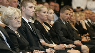 Split, 270611.
Danas je u kino sali na poljudskom stadionu odrzana komemoracija za preminulog Tomislava Ivica nogometnog trenera.
Supruga preminulog Ivica Regina Ivic s djecom i unucadi
Foto: Jakov Prkic / Cropix Split, 270611.
Danas je u kino sali na poljudskom stadionu odrzana komemoracija za preminulog Tomislava Ivica nogometnog trenera.
Supruga preminulog Ivica Regina Ivic s djecom i unucadi
Foto: Jakov Prkic / Cropix