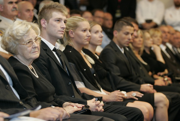 Split, 270611.
Danas je u kino sali na poljudskom stadionu odrzana komemoracija za preminulog Tomislava Ivica nogometnog trenera.
Supruga preminulog Ivica Regina Ivic s djecom i unucadi
Foto: Jakov Prkic / Cropix Split, 270611.
Danas je u kino sali na poljudskom stadionu odrzana komemoracija za preminulog Tomislava Ivica nogometnog trenera.
Supruga preminulog Ivica Regina Ivic s djecom i unucadi
Foto: Jakov Prkic / Cropix