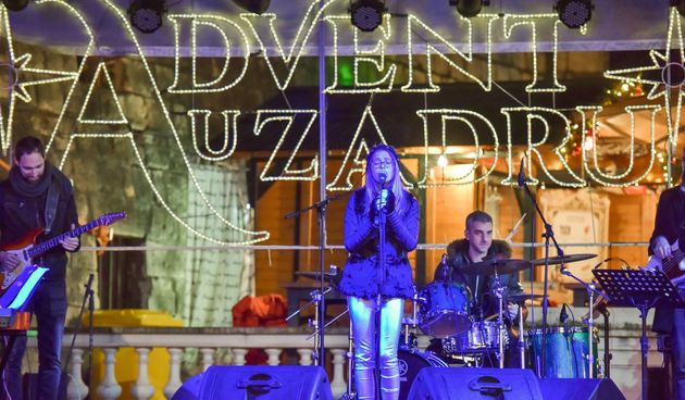 Mia Negovetić i klapa Munita oduševili na Adventu