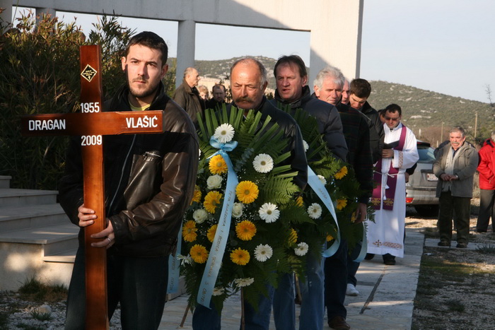 Tisnjanska Dubrava (Murter): Posljednji ispracaj Dragana Vlasica Vlaje, 16.2.2009. Tisnjanska Dubrava (Murter): Posljednji ispracaj Dragana Vlasica Vlaje, 16.2.2009.