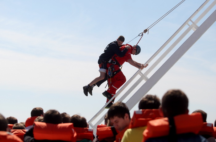 Zadar, 190413.
Pokazno-edukacijska vjezba spasavanja na moru “More i sigurnost” na moru ispred Morskih orgulja; sudjelovalo je 14 institucija (policija, vatrogasci, Crveni kriz, hitna pomoc, ronilacki klubovi…). Simuliran je pozar na Jadrolinijinom traj