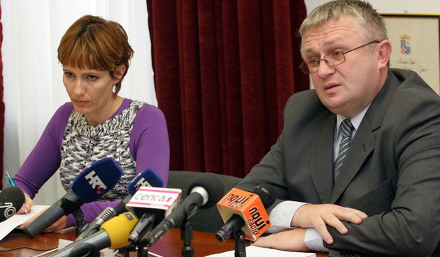Zadar, 031109.
U tijeku je kriminalisticka istraga nad 28 godisnjakom iz Zadra kojeg se sumnjici da je pocinio vise kaznenih djela prevare na stetu vise osoba sa podrucja Zadra. 
Na slici: Sandra Poljak Jurincic glasnogovornica i Antun Novoselovic nacelni