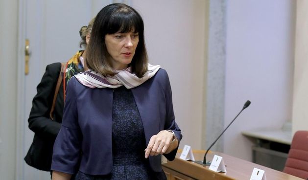 Nakon dvomjesecne ljetne stanke saborski zastupnici vratili su se u klupe i aktualnim prijepodnevom zapoceli 5. sjednicu Hrvatskog sabora. Iako je bio kisni dan zastupnice i ministrice su se potrudile oko odjevnih kombinacija. Blazenka Divjak.