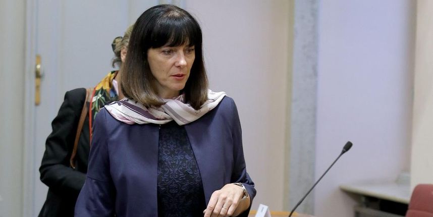 Nakon dvomjesecne ljetne stanke saborski zastupnici vratili su se u klupe i aktualnim prijepodnevom zapoceli 5. sjednicu Hrvatskog sabora. Iako je bio kisni dan zastupnice i ministrice su se potrudile oko odjevnih kombinacija. Blazenka Divjak. Nakon dvomjesecne ljetne stanke saborski zastupnici vratili su se u klupe i aktualnim prijepodnevom zapoceli 5. sjednicu Hrvatskog sabora. Iako je bio kisni dan zastupnice i ministrice su se potrudile oko odjevnih kombinacija. Blazenka Divjak.