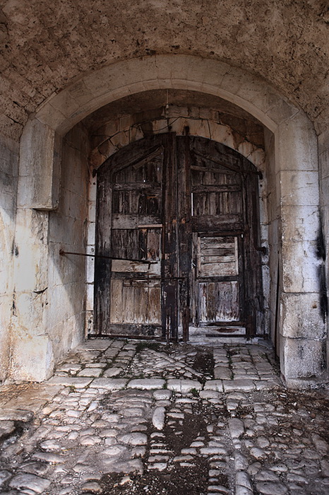 Vrana: Maskovica han, Foto: Leo Banic Vrana: Maskovica han, Foto: Leo Banic