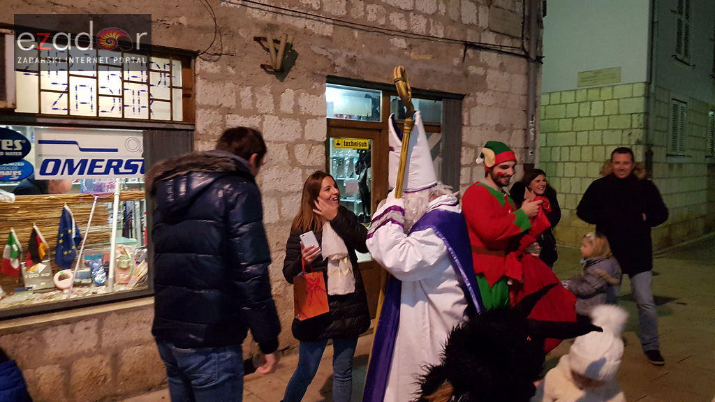 Sv. Nikola s Krampusom i Vilenjakom zabavljao djecu od Kampo Kaštela do Trga Petra Zoranića Sv. Nikola s Krampusom i Vilenjakom zabavljao djecu od Kampo Kaštela do Trga Petra Zoranića