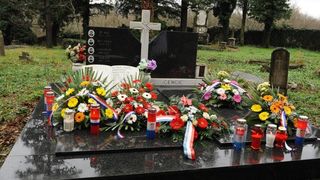 Ervenik: Na obiteljskoj grobnici obilježena 23. obljetnica stradanja obitelji Čengić, foto: Hrvoje Jelavić/PIXSELL