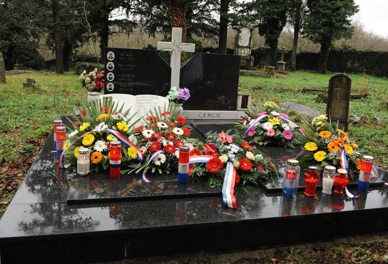 Ervenik: Na obiteljskoj grobnici obilježena 23. obljetnica stradanja obitelji Čengić, foto: Hrvoje Jelavić/PIXSELL