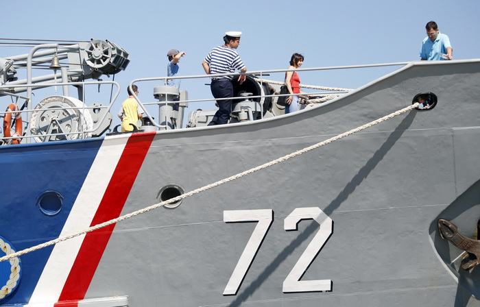 Zadar, 050810.
Brod Hrvatske ratne mornarice Andrija Mohorovcic na vezu u zadarskoj luci otvoren je za gradjane koji ga mogu razgledati, od 8 do 12 sati.
Foto: Jure Miskovic / CROPIX
