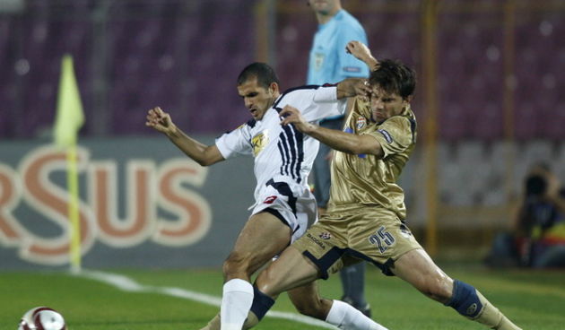 Temisvar, Rumunjska, 011009.
Stadion Dan Paltinisanu.
Europska liga, 2. kolo, nogometna utakmica Temisvar – Dinamo.
Na fotografiji: Leandro Cufre (D).
Foto: Ronald Gorsic / CROPIX