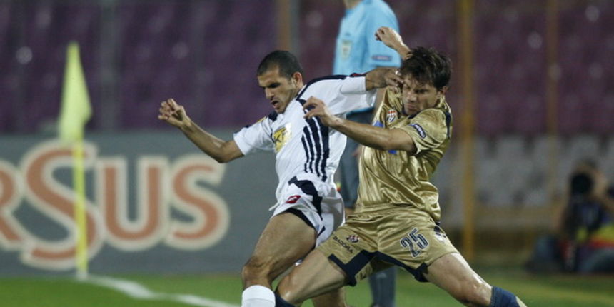 Temisvar, Rumunjska, 011009.
Stadion Dan Paltinisanu.
Europska liga, 2. kolo, nogometna utakmica Temisvar – Dinamo.
Na fotografiji: Leandro Cufre (D).
Foto: Ronald Gorsic / CROPIX Temisvar, Rumunjska, 011009.
Stadion Dan Paltinisanu.
Europska liga, 2. kolo, nogometna utakmica Temisvar – Dinamo.
Na fotografiji: Leandro Cufre (D).
Foto: Ronald Gorsic / CROPIX
