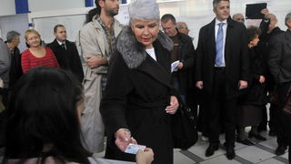 Zagreb, 041211.
Parlamentarni izbori 2011.
Izborno mjesto OS A. G. Matos. 
Na slici: Premijerka Jadranka Kosor glasala je u 9 sati.
Foto: Bruno Konjevic / CROPIX