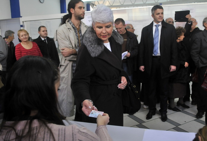 Zagreb, 041211.
Parlamentarni izbori 2011.
Izborno mjesto OS A. G. Matos. 
Na slici: Premijerka Jadranka Kosor glasala je u 9 sati.
Foto: Bruno Konjevic / CROPIX