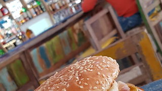 Vrhunska ponuda pizza i hamburgera u Famous Beach Bar & Grillu. Predstavljamo pizze Bianca i Rukola & Mozarella te Famous i Western hamburgeri