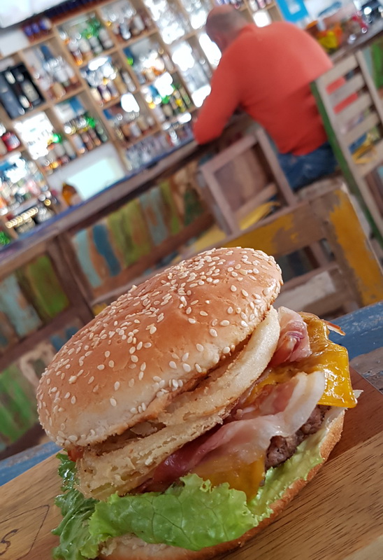 Vrhunska ponuda pizza i hamburgera u Famous Beach Bar & Grillu. Predstavljamo pizze Bianca i Rukola & Mozarella te Famous i Western hamburgeri