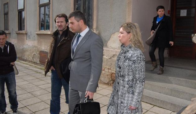 Na Opcinskom sudu odrzano je prvo rociste na kojem Djana Atanasovska i Ivica Situm, roditelji pokojne Nore Situm, pokusavaju privremenom mjerom sprijeciti raspolaganje novcanih sredstava koji se nalaze na racunu novogradiske udruge “Hrabro dijete”. Djana