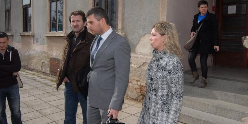 Na Opcinskom sudu odrzano je prvo rociste na kojem Djana Atanasovska i Ivica Situm, roditelji pokojne Nore Situm, pokusavaju privremenom mjerom sprijeciti raspolaganje novcanih sredstava koji se nalaze na racunu novogradiske udruge “Hrabro dijete”. Djana Na Opcinskom sudu odrzano je prvo rociste na kojem Djana Atanasovska i Ivica Situm, roditelji pokojne Nore Situm, pokusavaju privremenom mjerom sprijeciti raspolaganje novcanih sredstava koji se nalaze na racunu novogradiske udruge “Hrabro dijete”. Djana