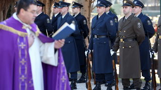 Zadar, 270112.
Predsjednik RH Ivo Josipovic u posjeti je Zadarskoj zupaniji. Jutros je polozio vijenac na sredisnjem krizu gradskog groblja svim poginulim sudionicima akcije Maslenica. 
Na slici: hrvatska vojska na gradskom groblju Zadar.
Foto: Andrija Lu