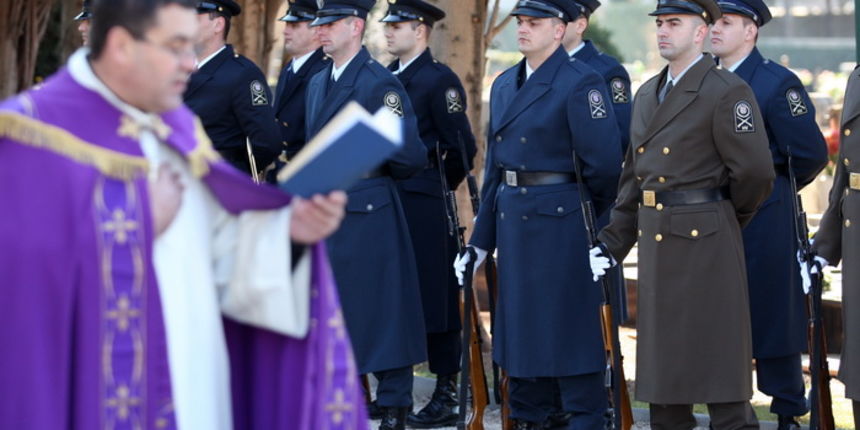 Zadar, 270112.
Predsjednik RH Ivo Josipovic u posjeti je Zadarskoj zupaniji. Jutros je polozio vijenac na sredisnjem krizu gradskog groblja svim poginulim sudionicima akcije Maslenica.
Na slici: hrvatska vojska na gradskom groblju Zadar.
Foto: Andrija Lu Zadar, 270112.
Predsjednik RH Ivo Josipovic u posjeti je Zadarskoj zupaniji. Jutros je polozio vijenac na sredisnjem krizu gradskog groblja svim poginulim sudionicima akcije Maslenica.
Na slici: hrvatska vojska na gradskom groblju Zadar.
Foto: Andrija Lu