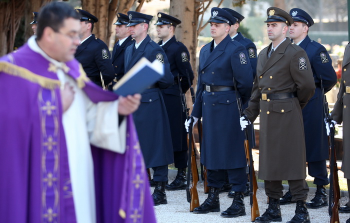 Zadar, 270112.
Predsjednik RH Ivo Josipovic u posjeti je Zadarskoj zupaniji. Jutros je polozio vijenac na sredisnjem krizu gradskog groblja svim poginulim sudionicima akcije Maslenica. 
Na slici: hrvatska vojska na gradskom groblju Zadar.
Foto: Andrija Lu