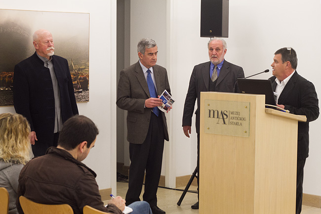 U Muzeju antičkog stakla otvorena je izložba fotografija ”Rota palagruzona” autora Ive Pervana i predavanje ”Falkuša – od Palagruže do Atlantika” profesora Joška Božanića, foto: Leo Banić U Muzeju antičkog stakla otvorena je izložba fotografija ”Rota palagruzona” autora Ive Pervana i predavanje ”Falkuša – od Palagruže do Atlantika” profesora Joška Božanića, foto: Leo Banić