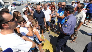 Zadar, 270712.
Stanari tzv. Galicevih zgrada u Diklu su nakon posjete gradonacelniku odrzali prosvjed blokirajuci promet u centru grada na pjesackom prijelazu koji s mosta vodi u stari dio grada. Promet je bio blokiran pola sata prema najavi stanara. Razl