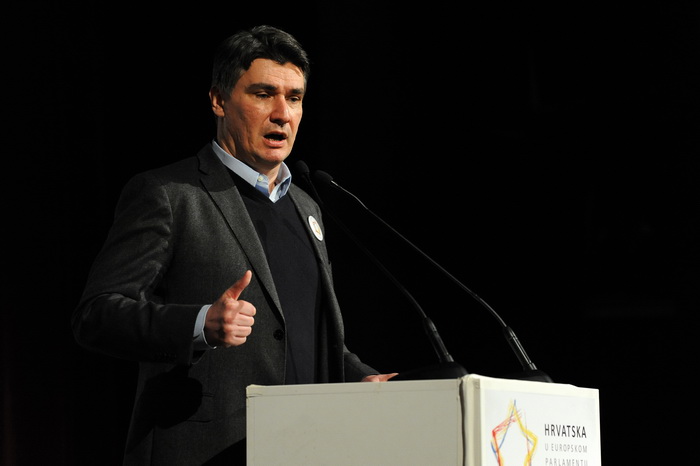 Zadar, 050413.
Veceras je u HNK Zadar odrzano predstavljanje liste koalicije SDP-HNS-HSU za Europski parlament. Na predstavljanju su govorili predsjednik SDP-a Zoran Milanovic, predsjednica HNS-a Vesna Pusic, predsjednik HSU-a Silvano Hrelja, te prvi na l Zadar, 050413.
Veceras je u HNK Zadar odrzano predstavljanje liste koalicije SDP-HNS-HSU za Europski parlament. Na predstavljanju su govorili predsjednik SDP-a Zoran Milanovic, predsjednica HNS-a Vesna Pusic, predsjednik HSU-a Silvano Hrelja, te prvi na l