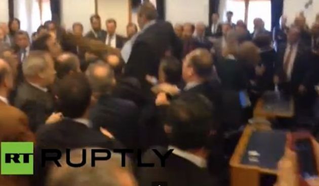 Turski zastupnici gađali se bocama i tabletima, foto: youtube.com