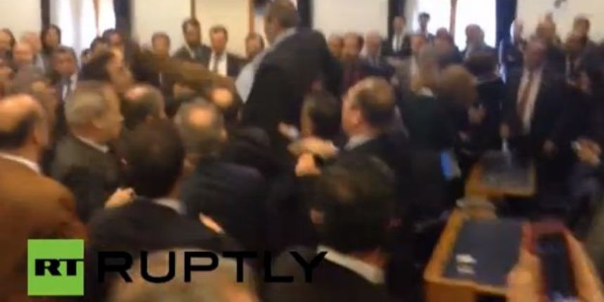 Turski zastupnici gađali se bocama i tabletima, foto: youtube.com