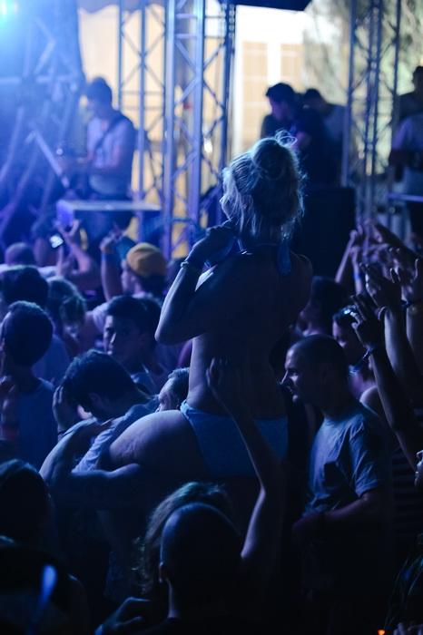 Zrce, 020712,
Nocni zivot na plazi Zrce.
Hideout Festival, do sada bio najposjeceniji dan , s oko otprilike 5000 posjetitelja samo u Aquariusu. Kao zvijezda veceri nastupio je Skrillex , a osim njega nastupali su Skream and Benga, Chase and Status, Sub Fo Zrce, 020712,
Nocni zivot na plazi Zrce.
Hideout Festival, do sada bio najposjeceniji dan , s oko otprilike 5000 posjetitelja samo u Aquariusu. Kao zvijezda veceri nastupio je Skrillex , a osim njega nastupali su Skream and Benga, Chase and Status, Sub Fo