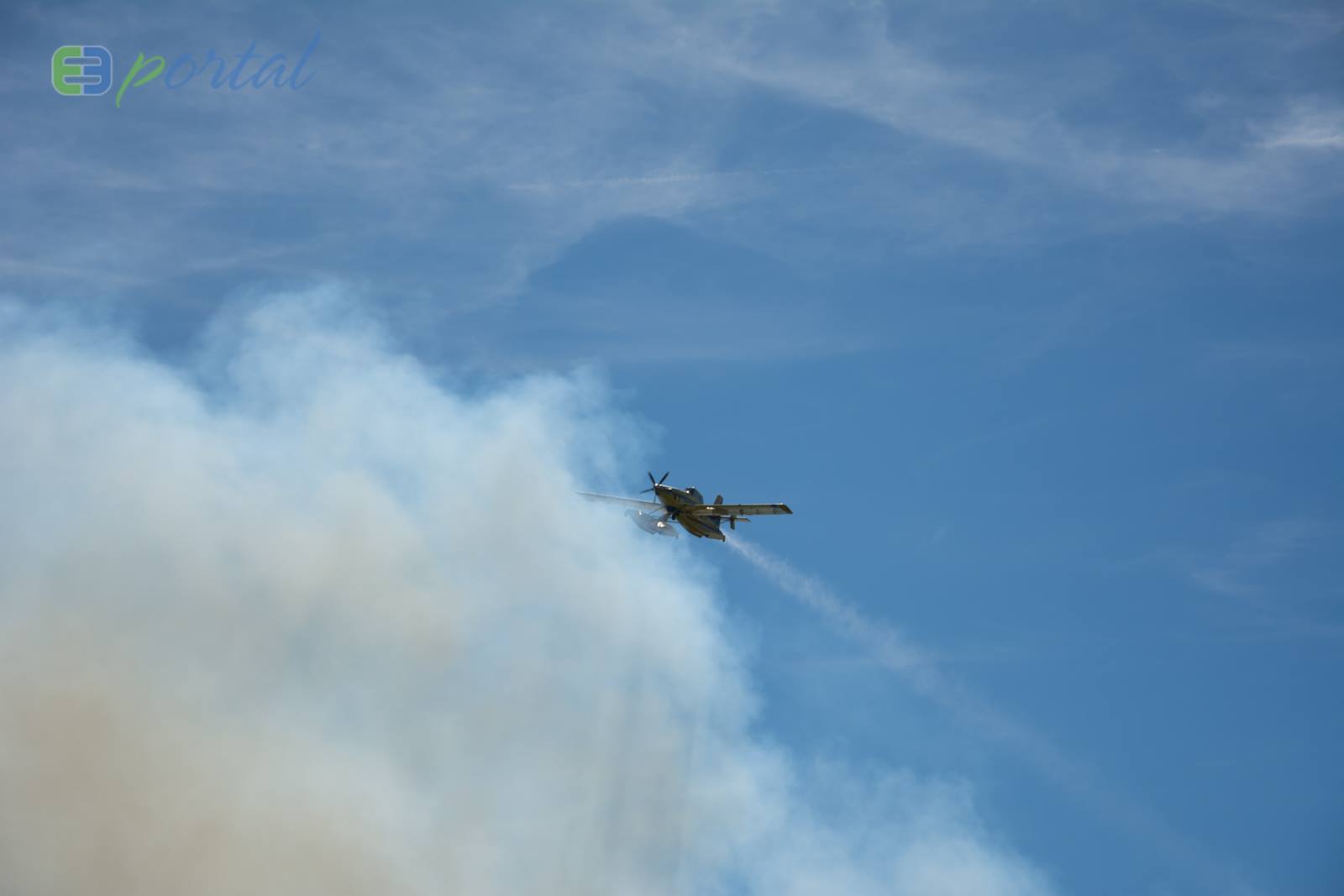 Zemaljske i zračne vatrogasne snage gase veliki šumski požar kod Crvene luke. Foto: Franjo Jurić/eBiograd Zemaljske i zračne vatrogasne snage gase veliki šumski požar kod Crvene luke. Foto: Franjo Jurić/eBiograd