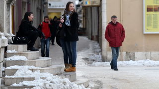 Zadar, 060212.
Iako je snjeg stao padati prije dva dana Zadar je jos uvijek pod bijelim pokrivacem, a niske temperature stvorile su poledicu.Sve glavne prometnice su ociscene osim onih prilaznih koje bi gradjani trebali sami ocistiti, rijetki su oni koji Zadar, 060212.
Iako je snjeg stao padati prije dva dana Zadar je jos uvijek pod bijelim pokrivacem, a niske temperature stvorile su poledicu.Sve glavne prometnice su ociscene osim onih prilaznih koje bi gradjani trebali sami ocistiti, rijetki su oni koji