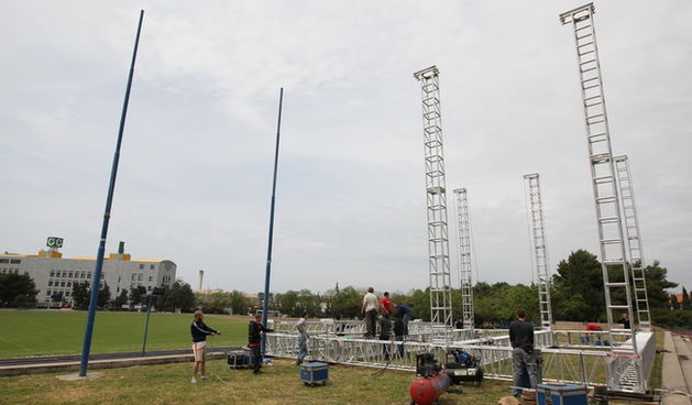 Zadar, 030510.
U sportskom centru Visnjik pocela je gradnja pozornice za susret katolicke mladezi (ocekuje se vise od 20000 ljudi)koji ce se ovoga vikenda odrzati u Zadru.
Foto: Vladimir Ivanov / CROPIX