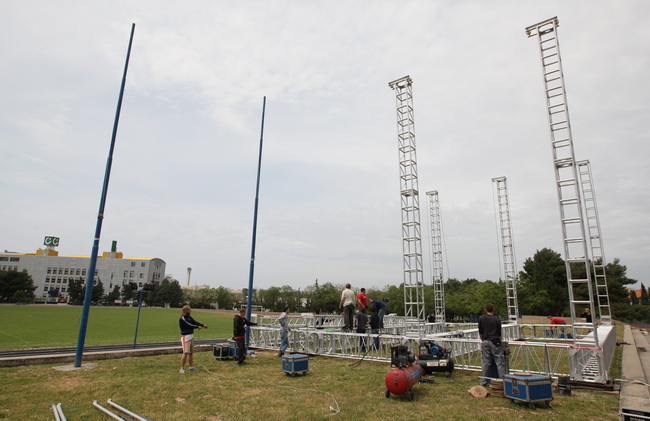 Zadar, 030510.
U sportskom centru Visnjik pocela je gradnja pozornice za susret katolicke mladezi (ocekuje se vise od 20000 ljudi)koji ce se ovoga vikenda odrzati u Zadru.
Foto: Vladimir Ivanov / CROPIX