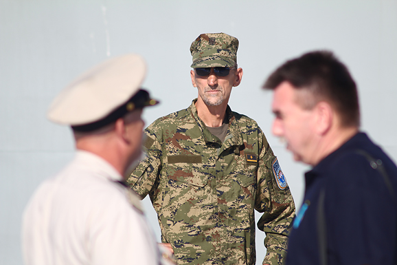 Polazak ratnog broda HRM-a sa zadarske rive (foto:Saša Čuka)